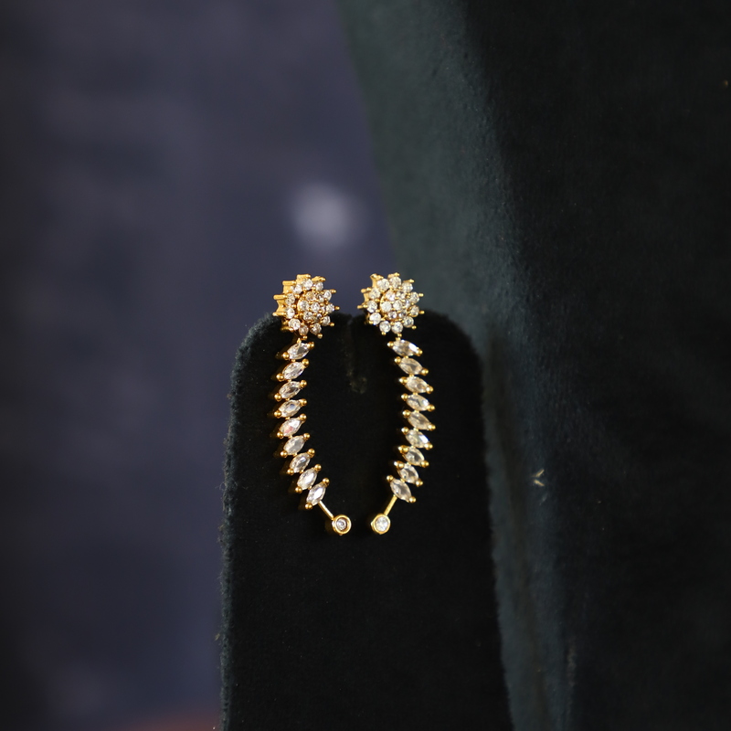 Trendy AD Stone Ear Cuff