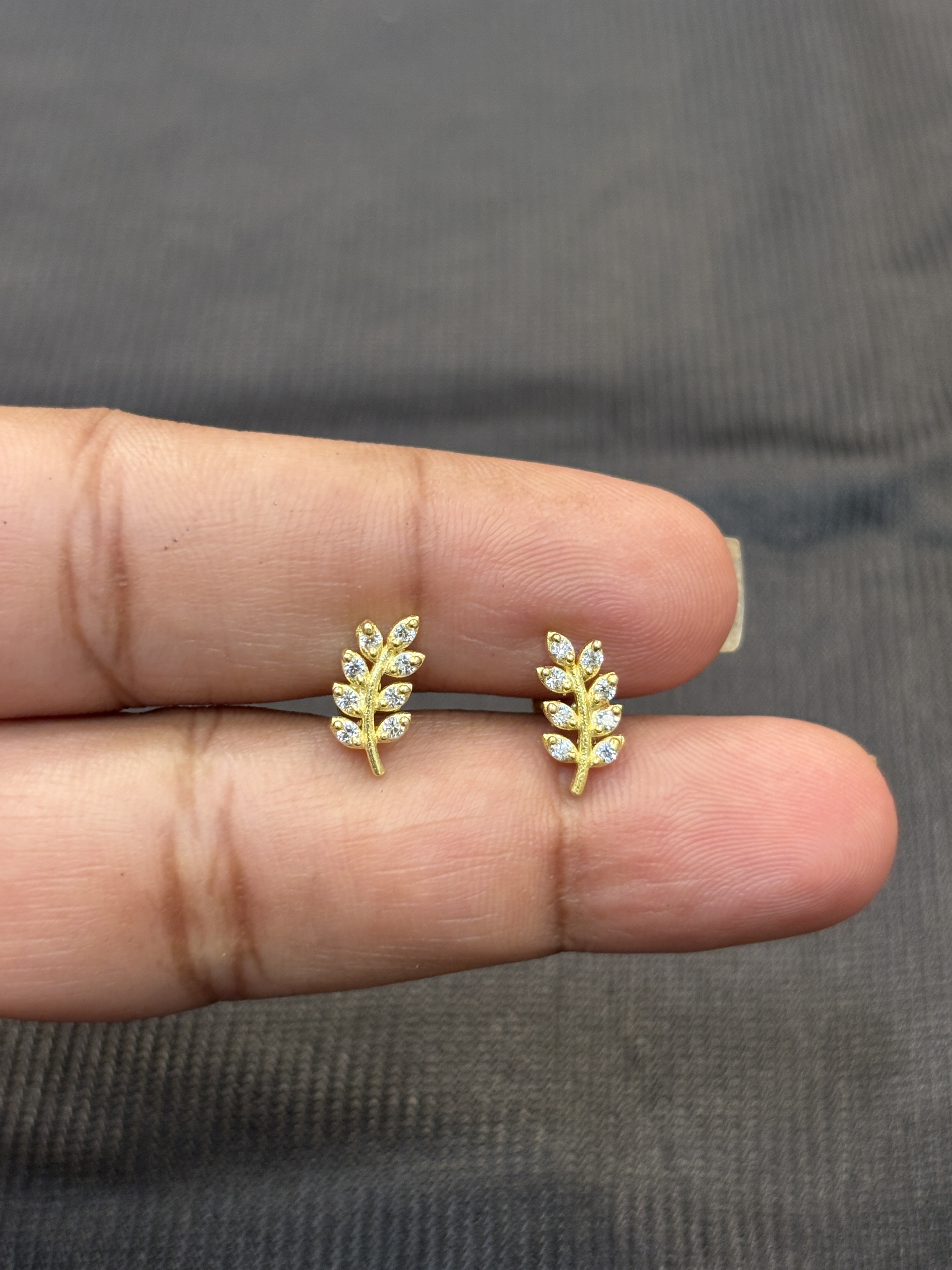 Silver leaff second stud with gold finish