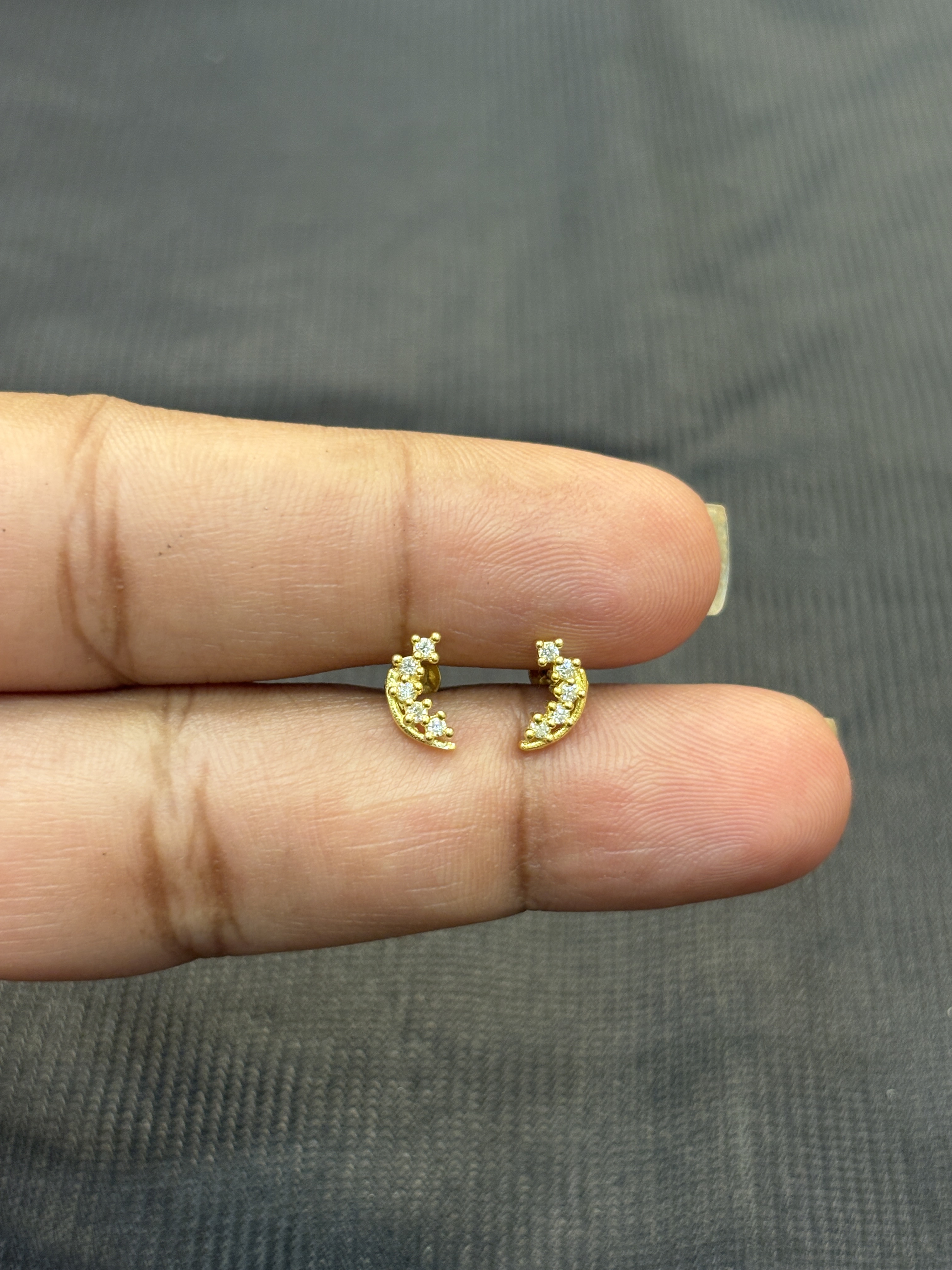 Silver diya second stud with gold finish
