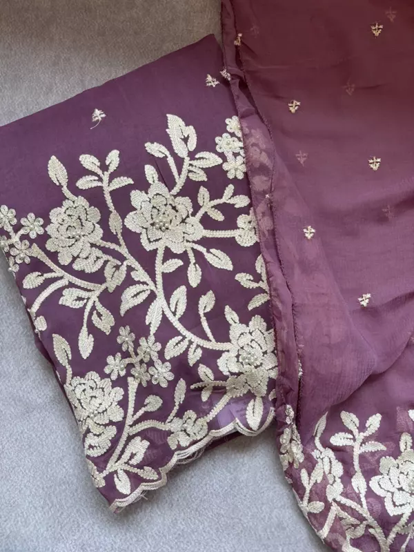 A37 - Crap White Thread Flower
