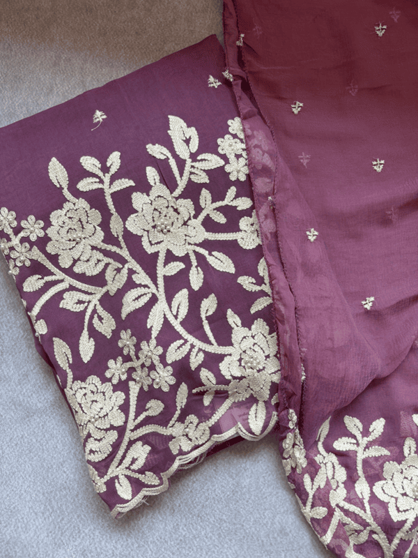 A37 - Crap White Thread Flower