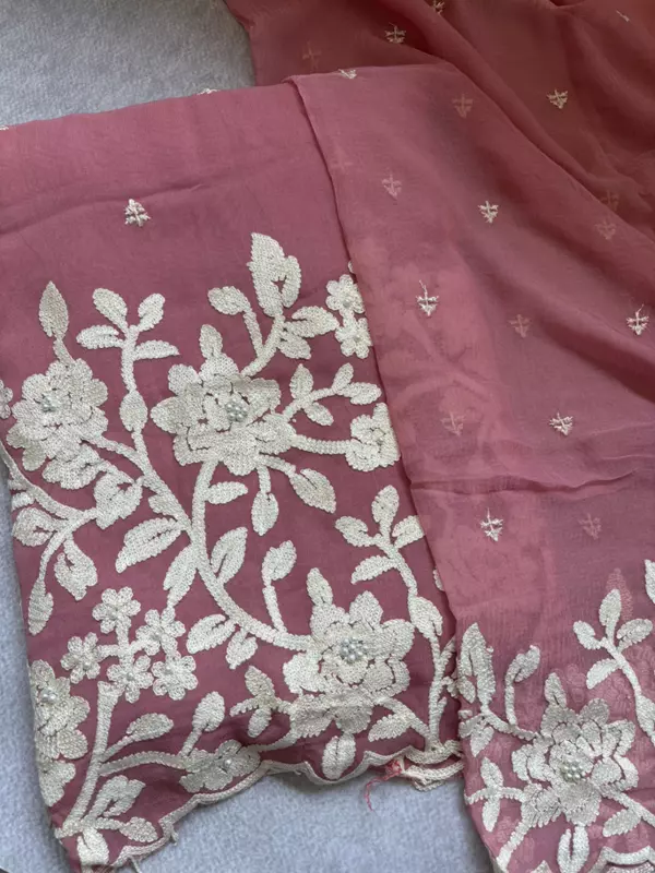 A37 - Crap White Thread Flower