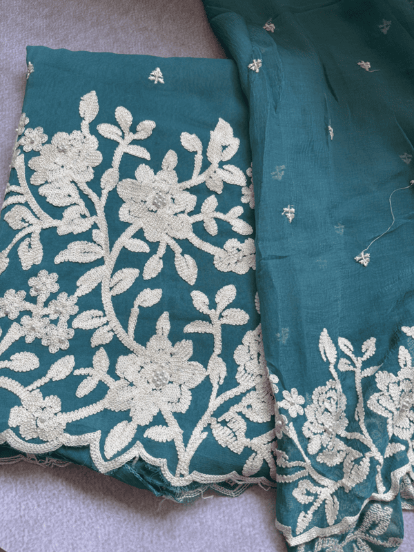 A37 - Crap White Thread Flower