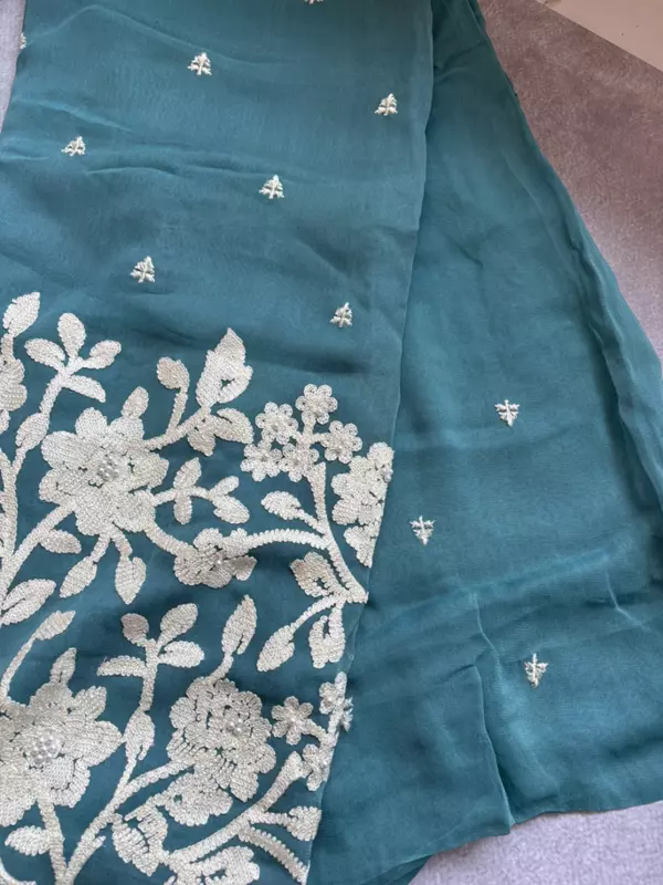 A37 - Crap White Thread Flower