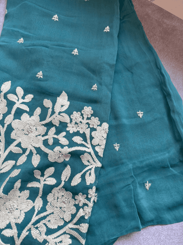 A37 - Crap White Thread Flower