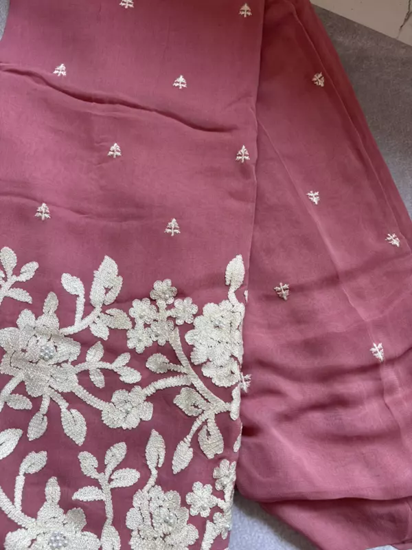 A37 - Crap White Thread Flower