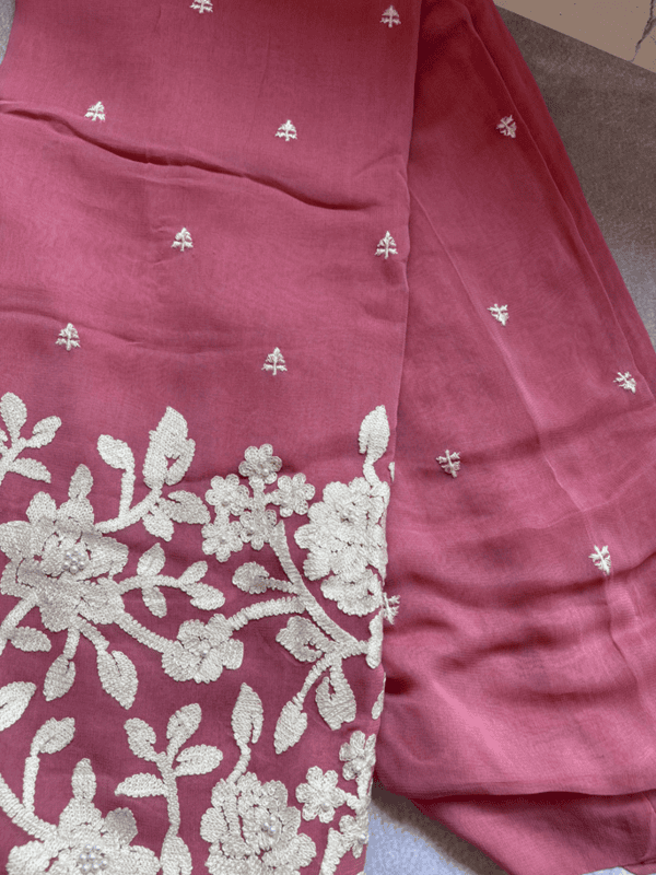 A37 - Crap White Thread Flower