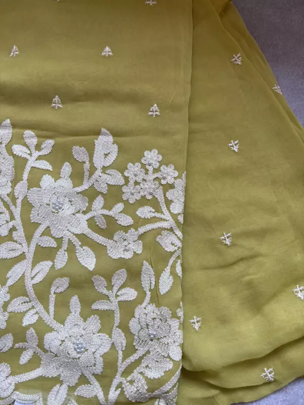 A37 - Crap White Thread Flower