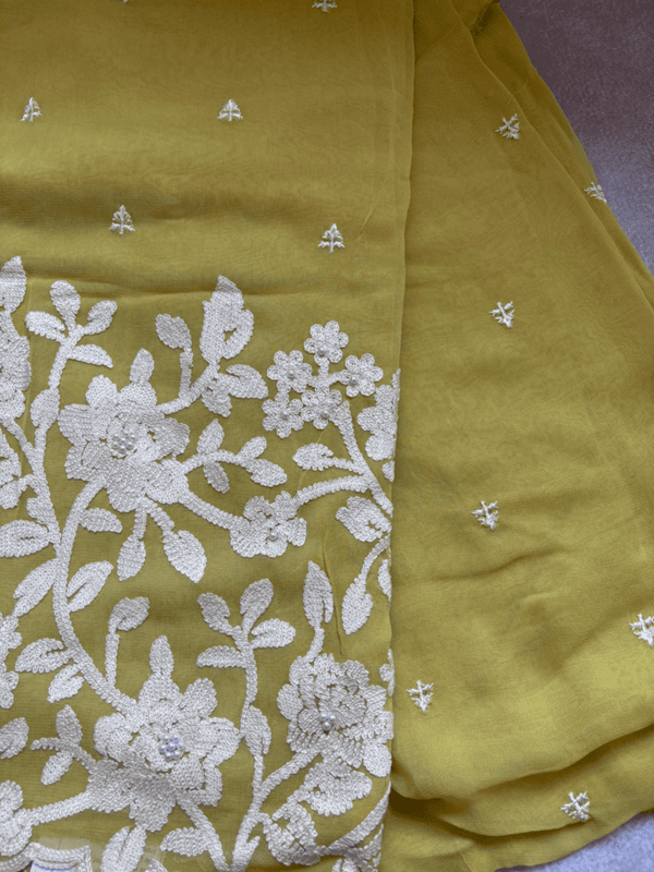 A37 - Crap White Thread Flower