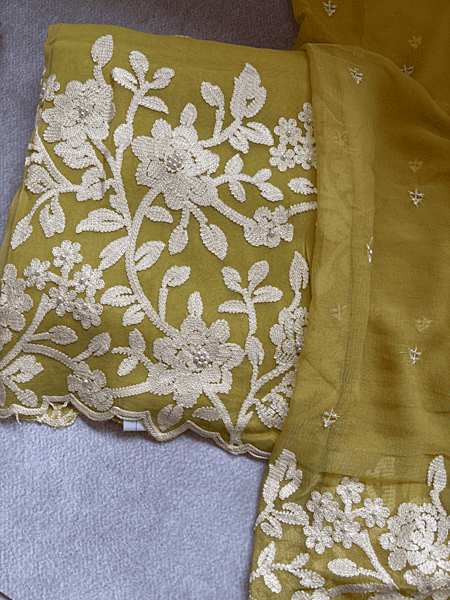 A37 - Crap White Thread Flower