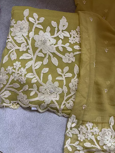 A37 - Crap White Thread Flower