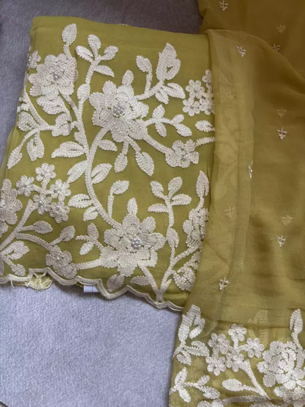 A37 - Crap White Thread Flower