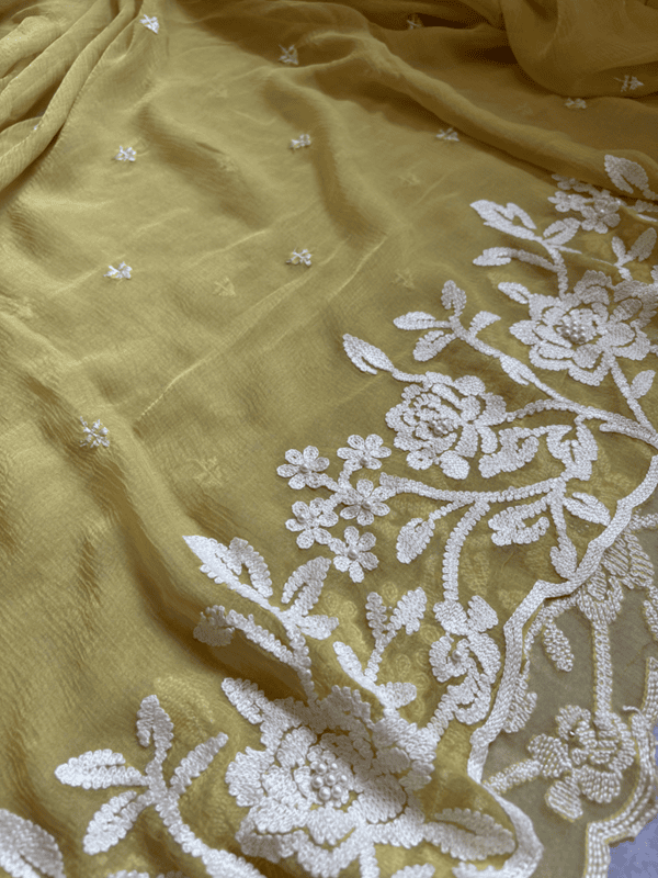 A37 - Crap White Thread Flower