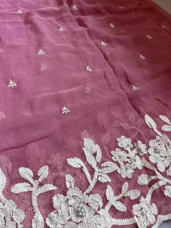 A37 - Crap White Thread Flower