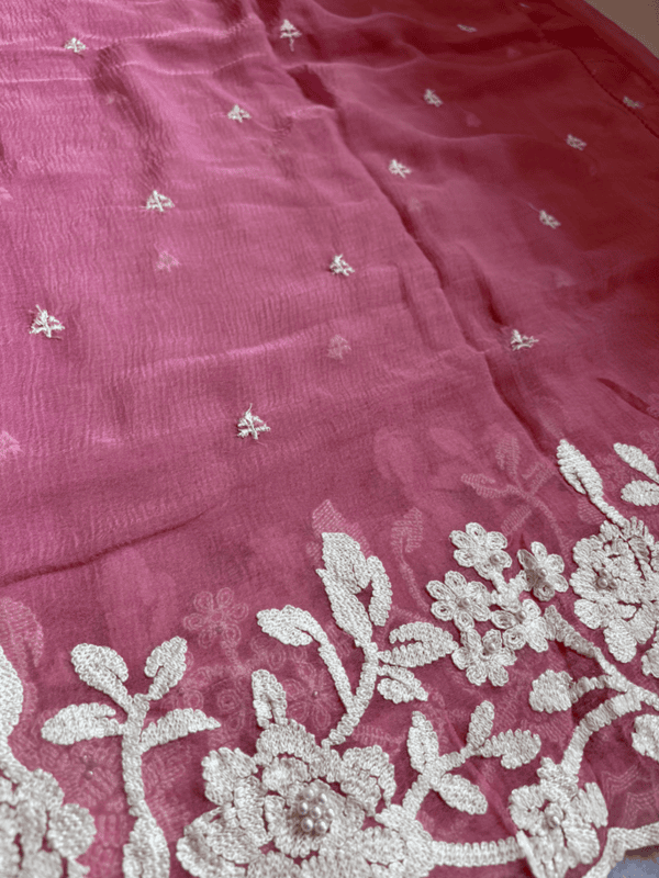 A37 - Crap White Thread Flower