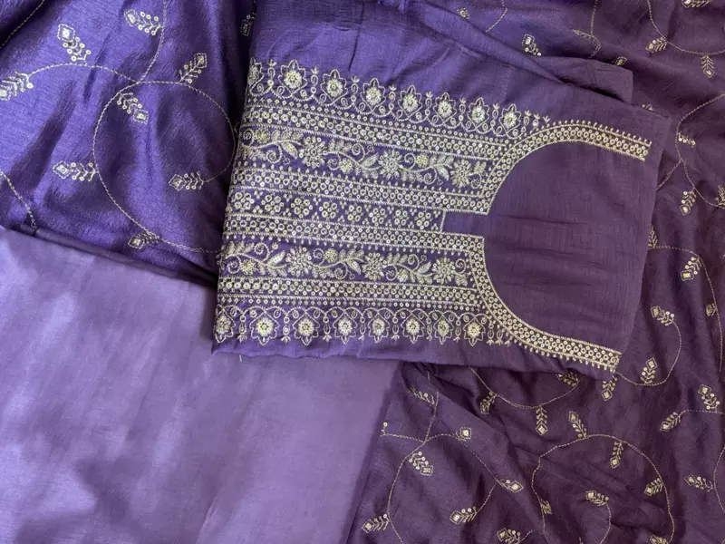 A47 - Neck Embroidery