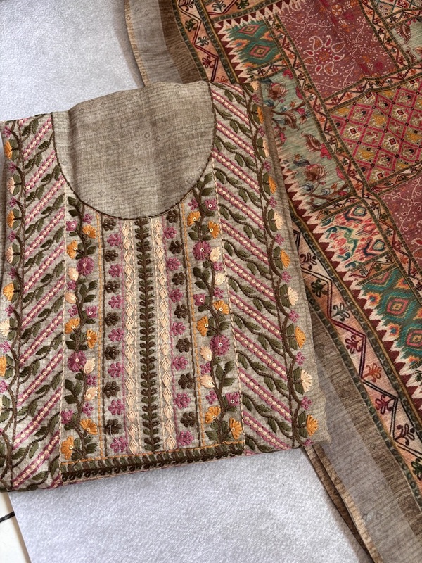 A45 - Flower Aariwork