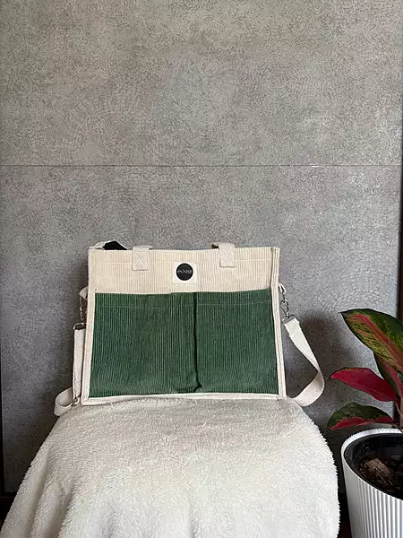 Multi pocket tote bag