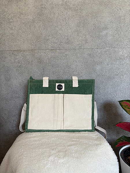 Multi pocket tote bag
