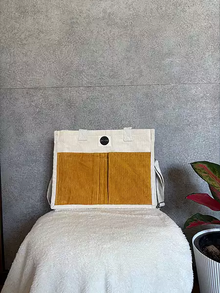 Multi pocket tote bag