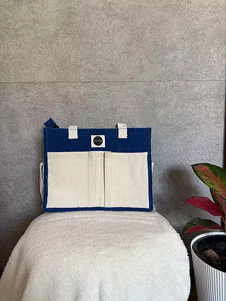 Multi pocket tote bag