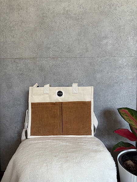 Multi pocket tote bag