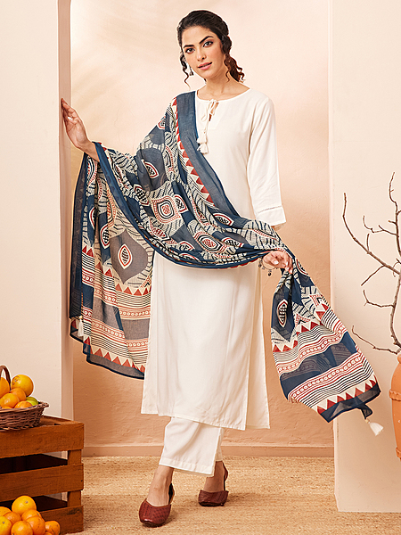 Women's Off White Rayon Solid Straight Kurta Set