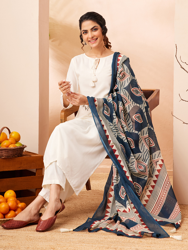 Women's Off White Rayon Solid Straight Kurta Set