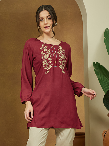 Women's Maroon rayon straight-fit short Kurti
