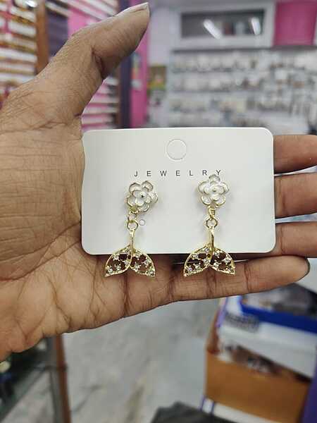 Stone Flower Twisted Stud