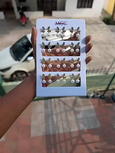 Stand Earring (JFE18)