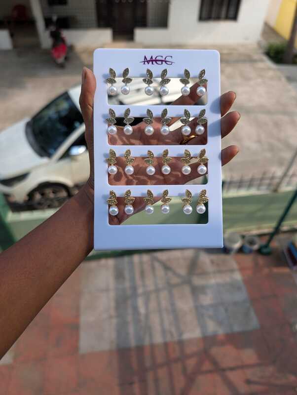 Stand Earring (JFE18)