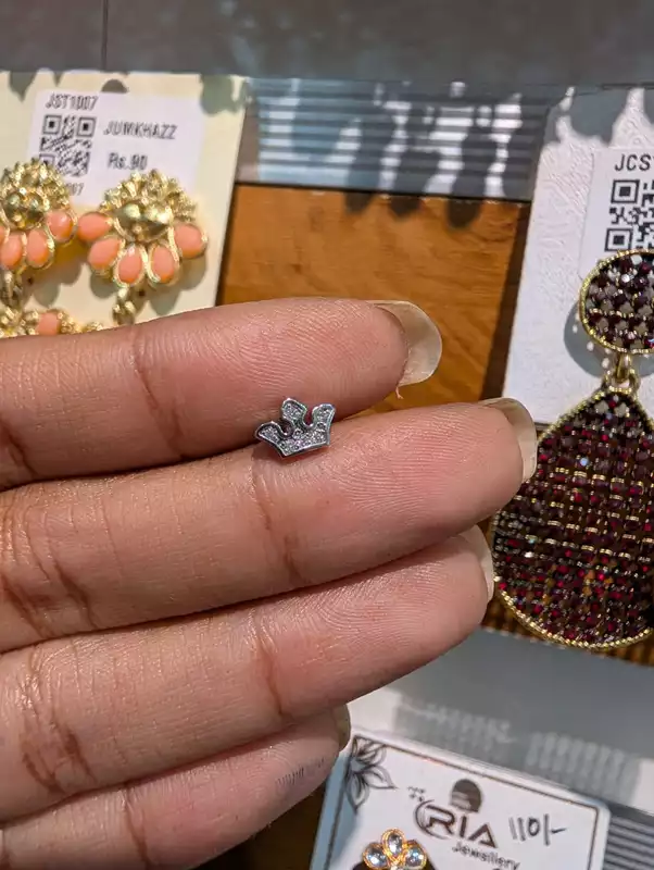 Crown Second Stud (JSS119)