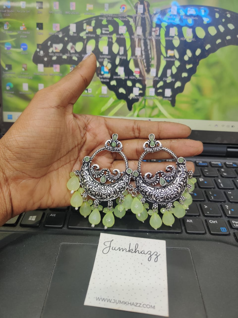 Weightless Stud JST538