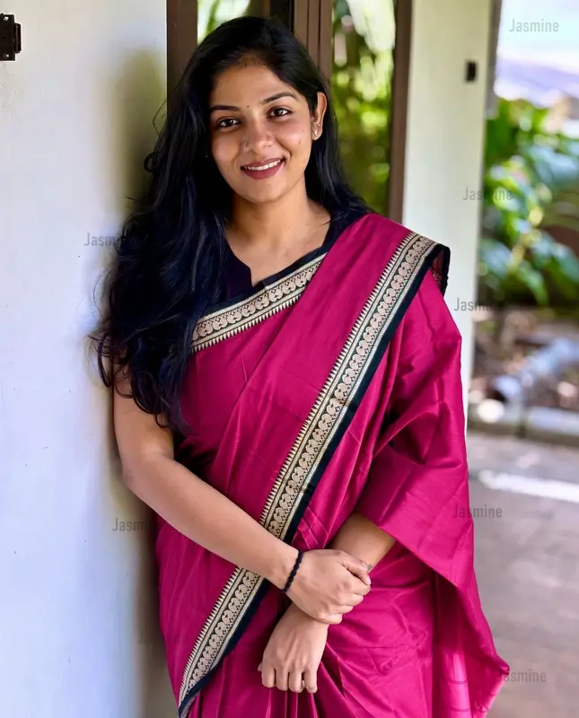 magenta Narayanpet cotton saree with plain body and dark blue mango-pattern woven border.