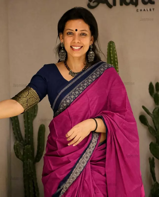 Kumkuma magenta Narayanpet Cotton Saree with dark blue floral border