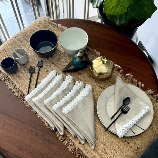 LINEN WITH LACE NAPKINS