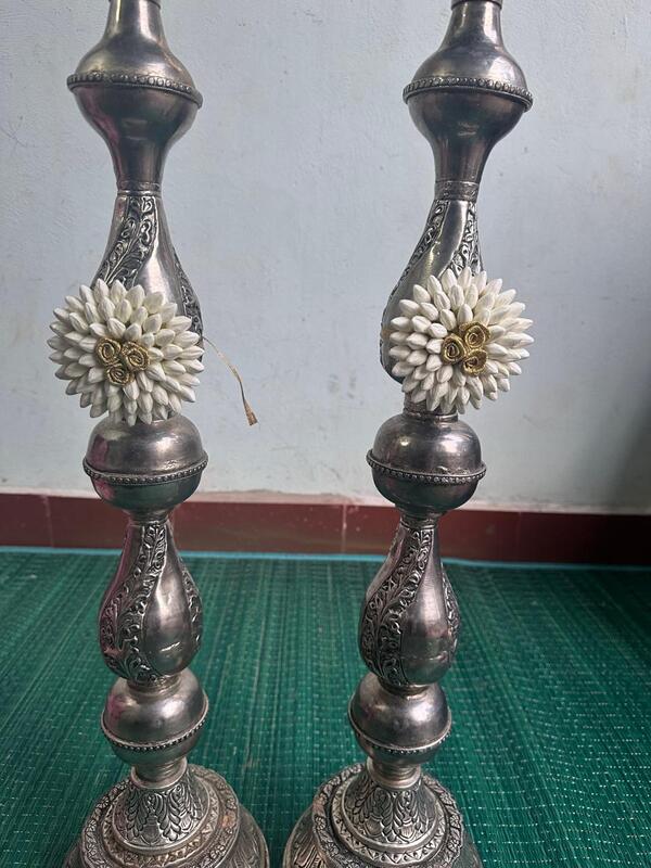 Jasmine bud with gold rose hanging