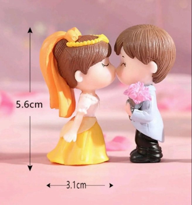 Miniature Couple Bride Kiss Toy