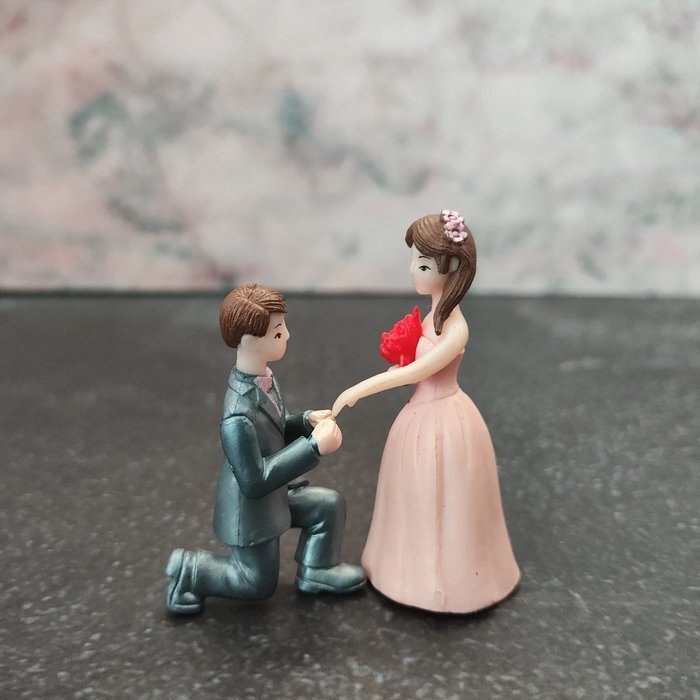 Miniature Couple Engagement Toy
