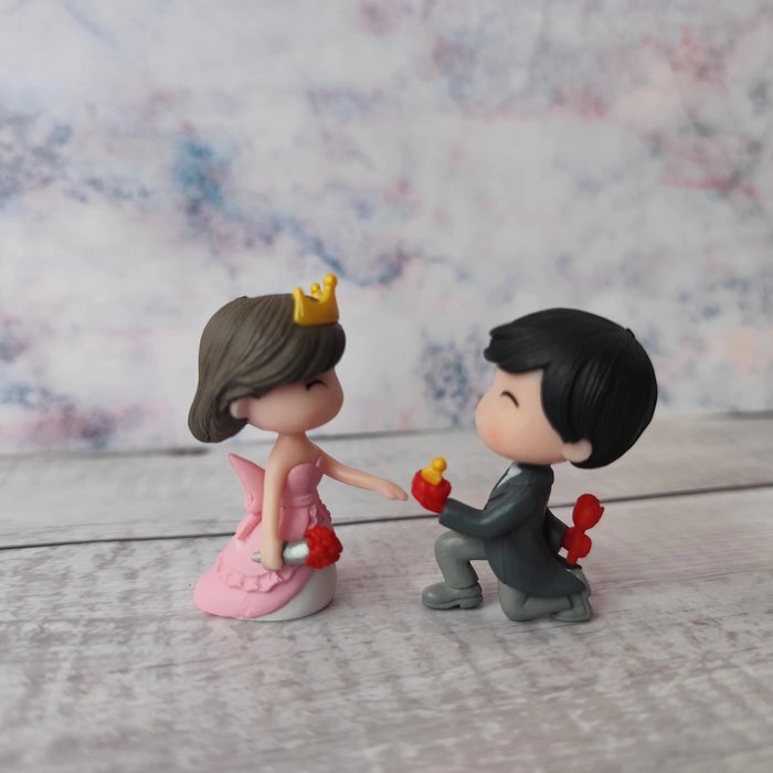 Miniature Couple Propose Toy