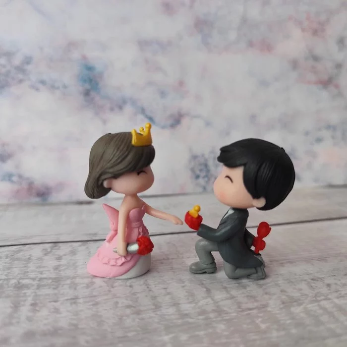 Miniature Couple Propose Toy