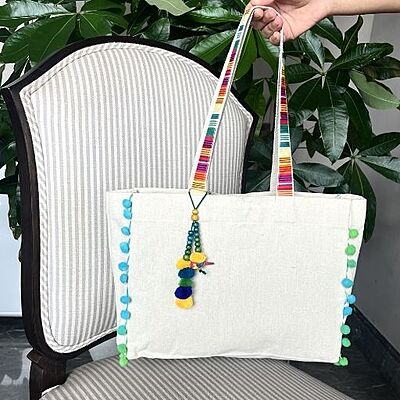 NATURAL CANVAS POMPOM BAG