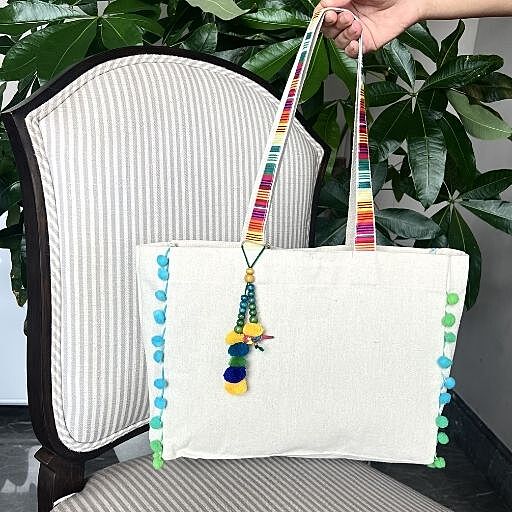 NATURAL CANVAS POMPOM BAG