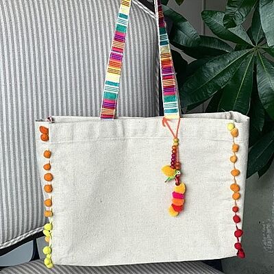 NATURAL CANVAS POMPOM BAG
