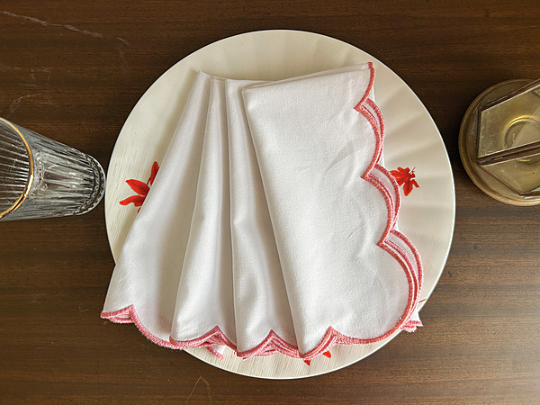 Nature Abani Scallop Edge Cloth Napkins – Set of 4, 100% Cotton, Reusable & Washable Table Napkins