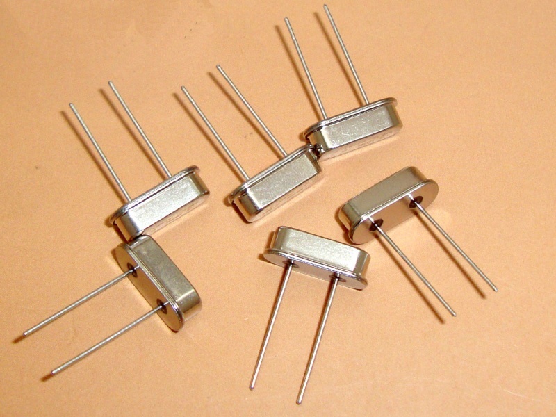 20 Mhz Crystal HC-49US 2Pin DIP Through-Hole Half Size