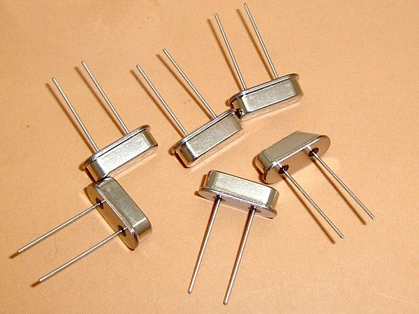 4.9152 Mhz Crystal HC-49US 2Pin DIP Through-Hole Half Size