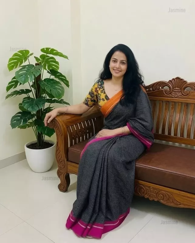 Black checks Patteda Anchu saree showing orange and pink border details