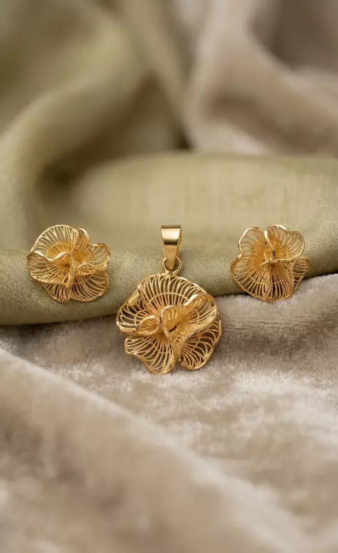 18 kt Gold Gilded Petal Filigree Pendant Set
